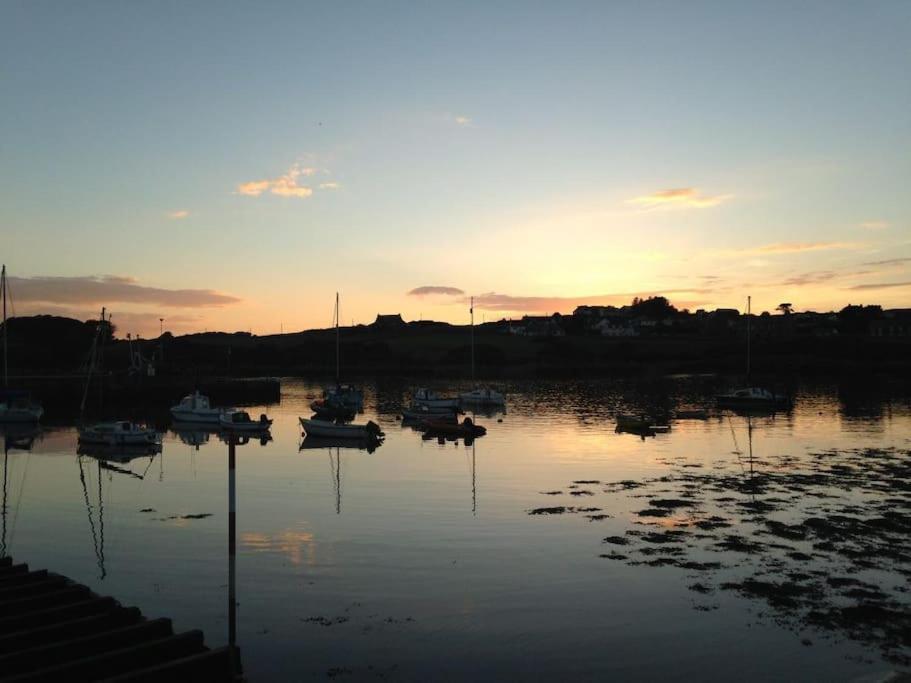 3 Bedroom Townhouse Right On The Harbour Isle of Whithorn Exterior photo
