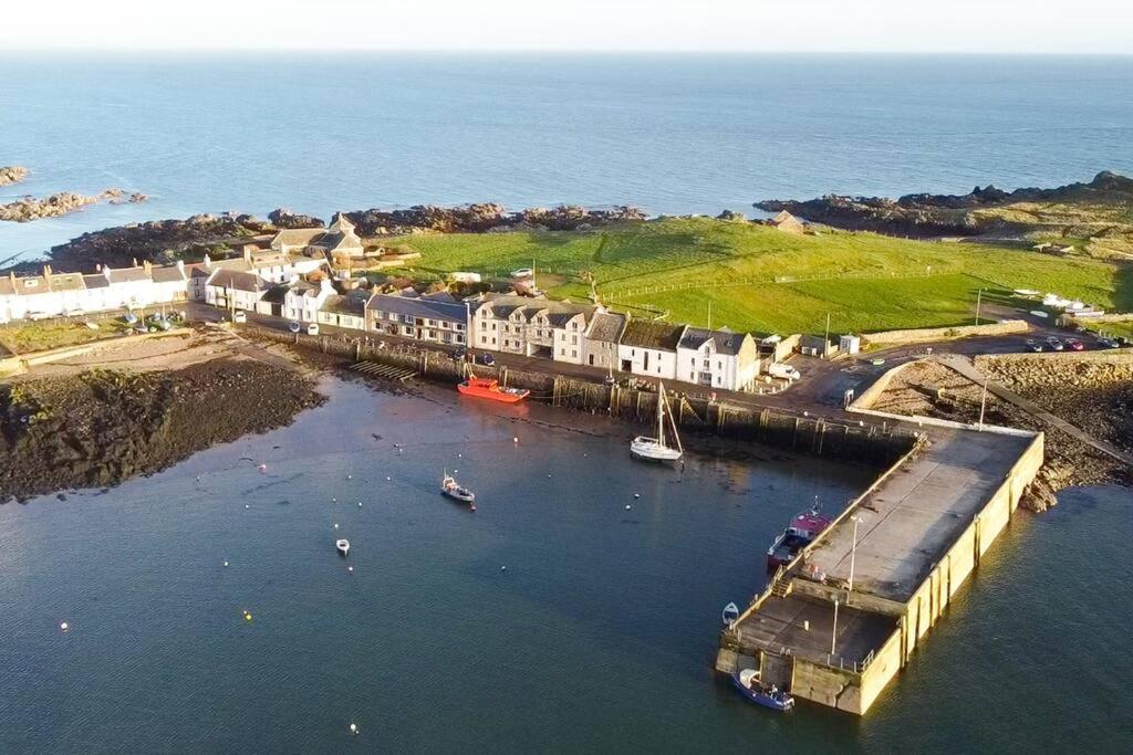 3 Bedroom Townhouse Right On The Harbour Isle of Whithorn Exterior photo