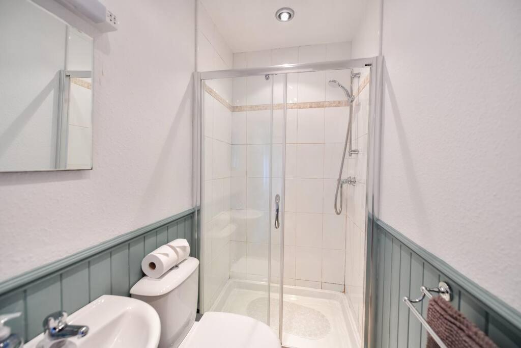 3 Bedroom Townhouse Right On The Harbour Isle of Whithorn Exterior photo