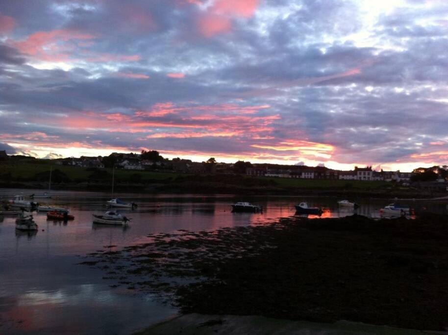 3 Bedroom Townhouse Right On The Harbour Isle of Whithorn Exterior photo