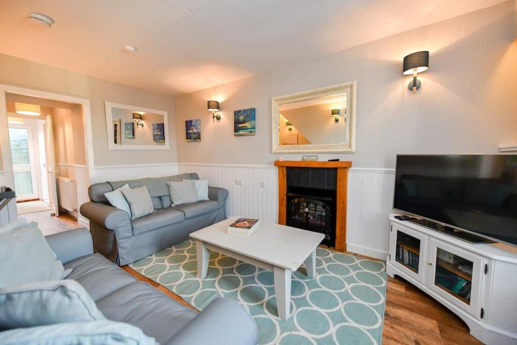 3 Bedroom Townhouse Right On The Harbour Isle of Whithorn Exterior photo
